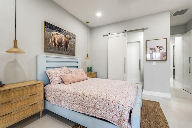 bedroom featuring recessed lighting, a barn door, baseboards, and visible vents