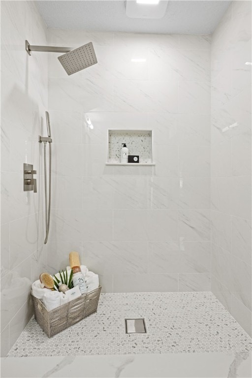 full bath featuring tiled shower