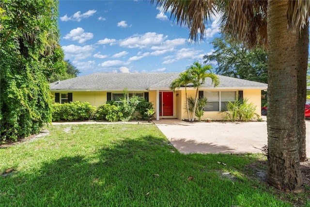 ranch-style house featuring a front yard