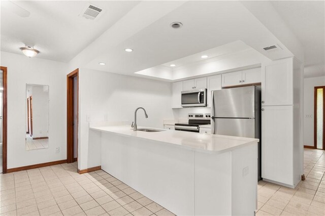 1626 4th Ct, Vero Beach, FL 32960 - kitchen featuring appliances with stainless steel finishes, a sink, baseboards, a peninsula, and light countertops