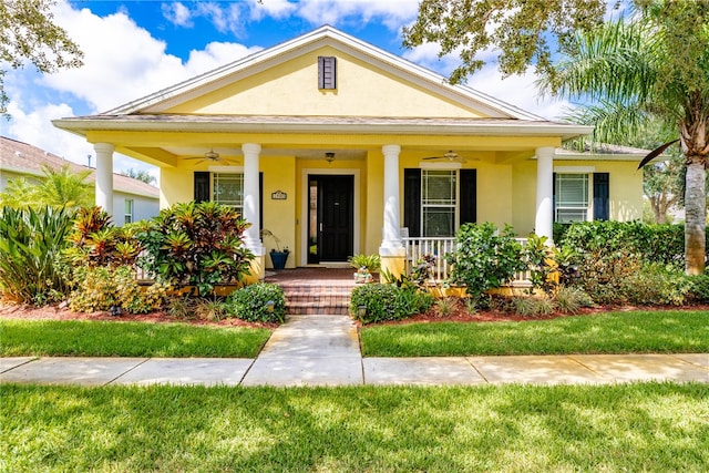 view of front of home featuring a front lawn, ceiling fan, and covered porch