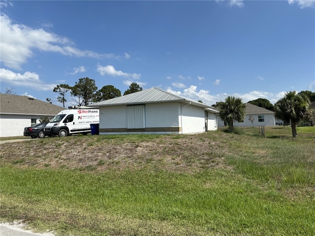 view of side of property featuring a yard