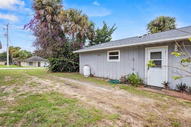 233 13th St SW, Vero Beach, FL 32962 - view of side of home featuring a lawn