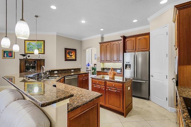 kitchen featuring stainless steel appliances, a breakfast bar, a textured ceiling, and pendant lighting