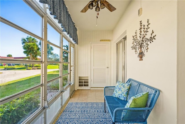 sunroom with ceiling fan