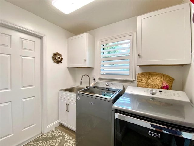 washroom with sink, cabinets, and independent washer and dryer