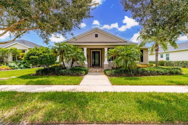 view of front facade featuring stucco siding, a porch, and a front lawn