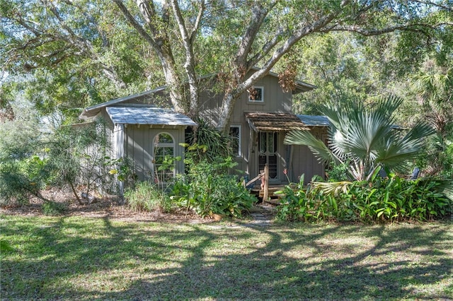 view of front of house with a front yard