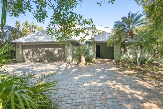 view of front facade featuring a garage