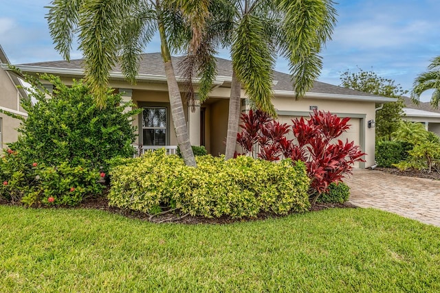 view of front of home featuring a garage and a front yard