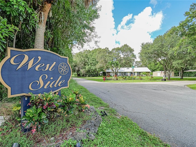 view of community / neighborhood sign