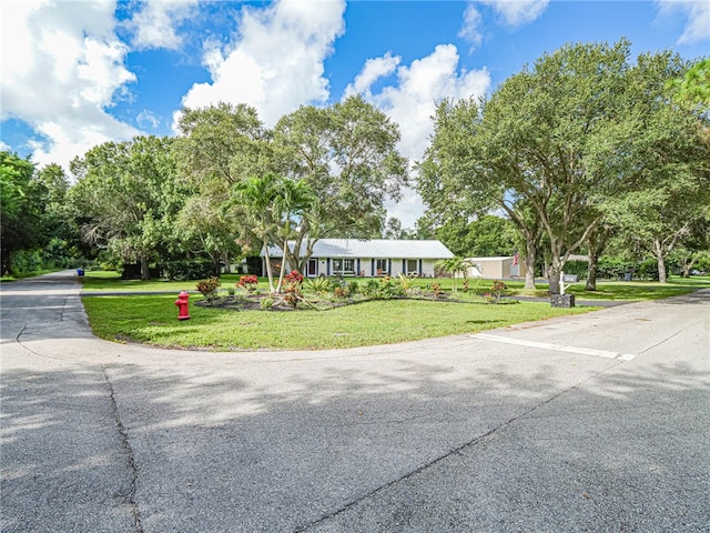 view of front of home featuring a front yard