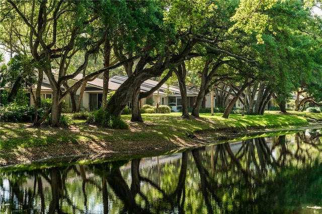 view of yard featuring a water view