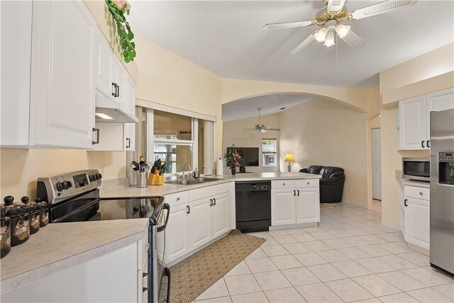1359 Damask Ln, Sebastian, FL 32958 - kitchen with stainless steel appliances, ceiling fan, open floor plan, under cabinet range hood, and a peninsula
