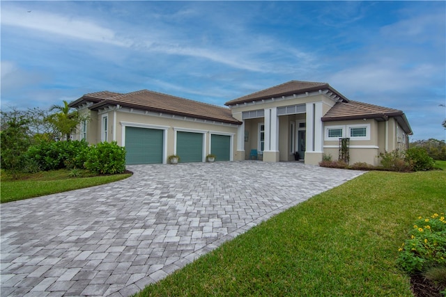 view of front facade featuring a garage and a front yard