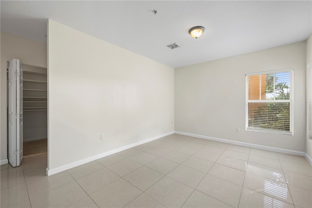 unfurnished room featuring light tile patterned flooring