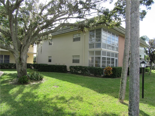 view of side of property featuring a yard