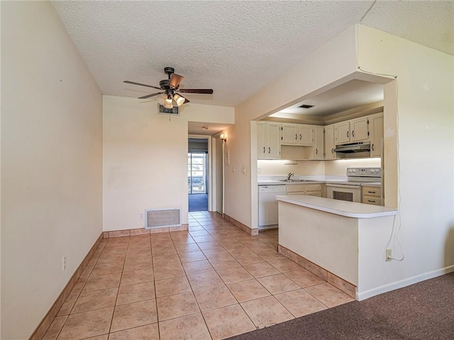 kitchen with a sink, white appliances, visible vents, under cabinet range hood, and ceiling fan
