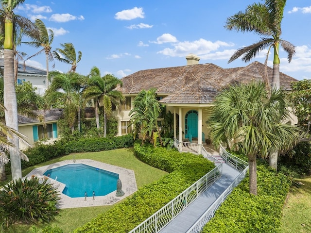 view of swimming pool with a yard