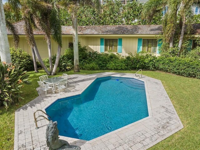 186 Ocean Way, Vero Beach, FL 32963 - aerial view of property and surrounding area featuring a nearby body of water