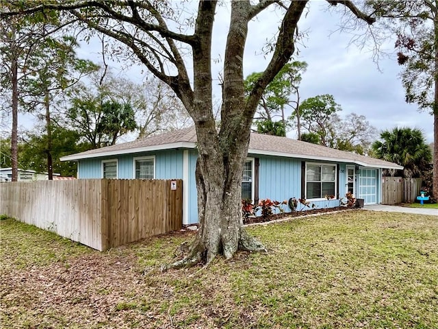 single story home featuring a front lawn