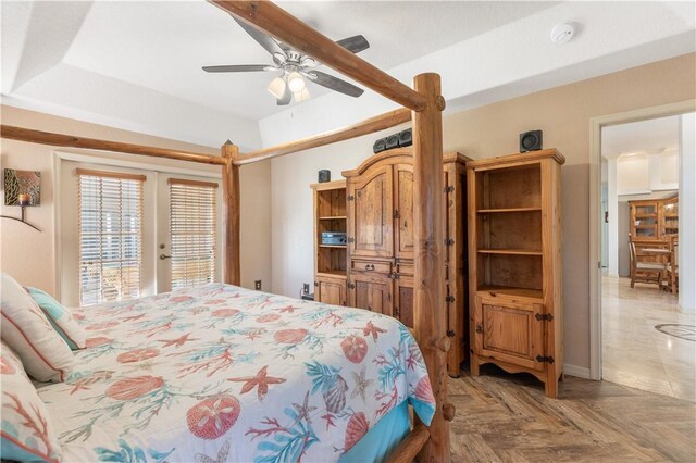 living room featuring a wealth of natural light, crown molding, and ceiling fan