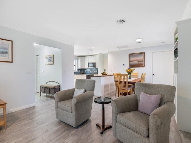 living area featuring light wood finished floors, recessed lighting, visible vents, ornamental molding, and baseboards