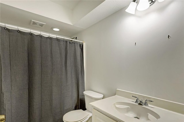 full bath with toilet, vanity, visible vents, and a shower with curtain