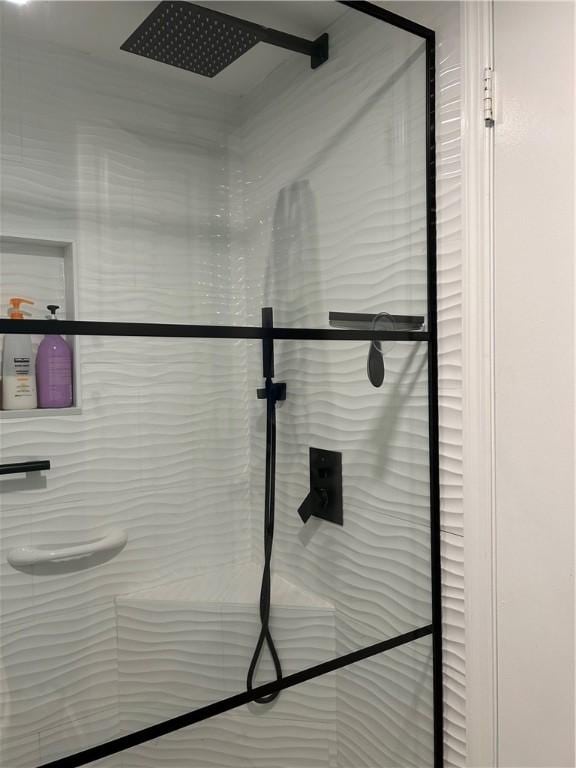 interior details with a tile shower