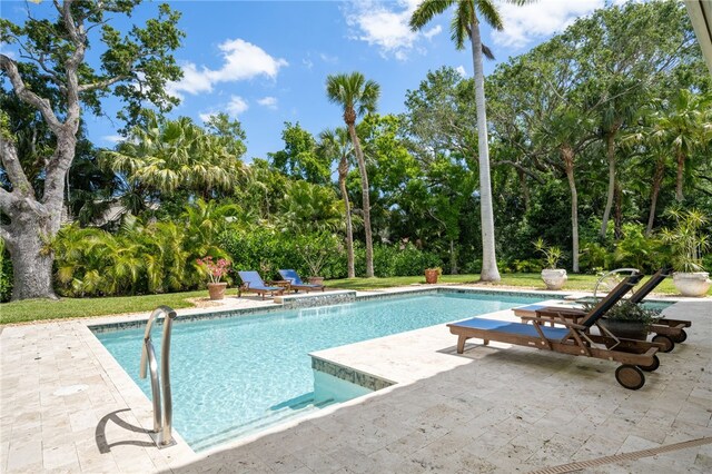 540 Marbrisa Dr, Vero Beach, FL 32963 - outdoor pool with a patio area