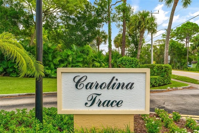 community sign with a lawn