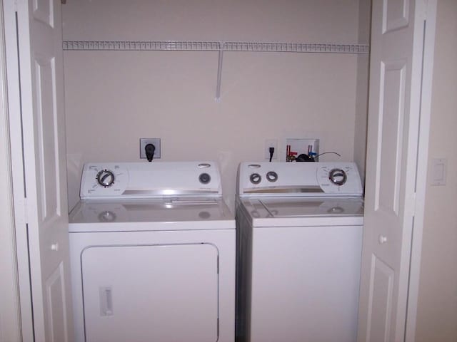 1073 Cheval Dr, Vero Beach, FL 32960 - washroom with washer and clothes dryer