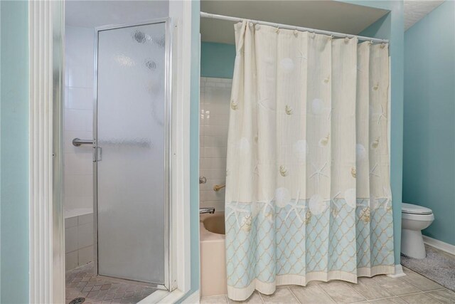 907 Starflower Ave, Sebastian, FL 32958 - bathroom featuring toilet, shower / bathtub combination with curtain, and tile patterned flooring