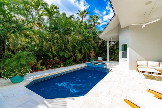 110 Mariner Beach Ln, Vero Beach, FL 32963 - view of swimming pool with a patio area and a pool with connected hot tub