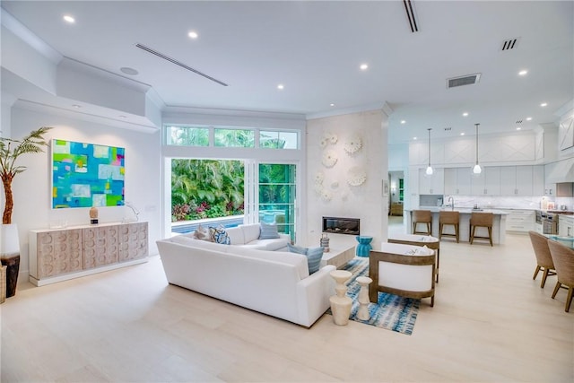 110 Mariner Beach Ln, Vero Beach, FL 32963 - living area featuring light wood-style flooring, recessed lighting, and crown molding