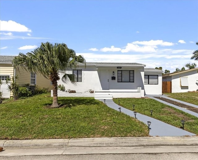 view of front facade featuring a front yard