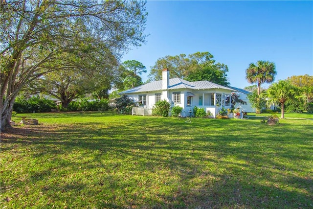 single story home with a front lawn