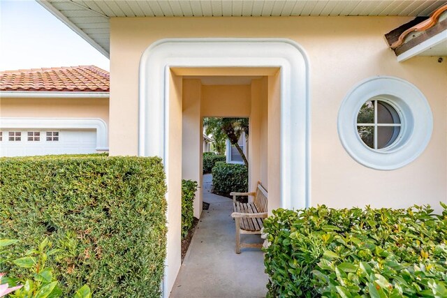 1725 Victoria Cir, Vero Beach, FL 32967 - property entrance with stucco siding and a garage