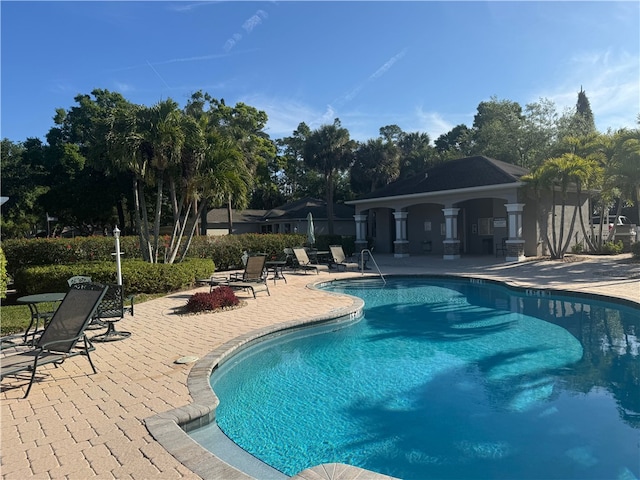 652 Hatteras Ct SW, Vero Beach, FL 32968 - pool with a patio