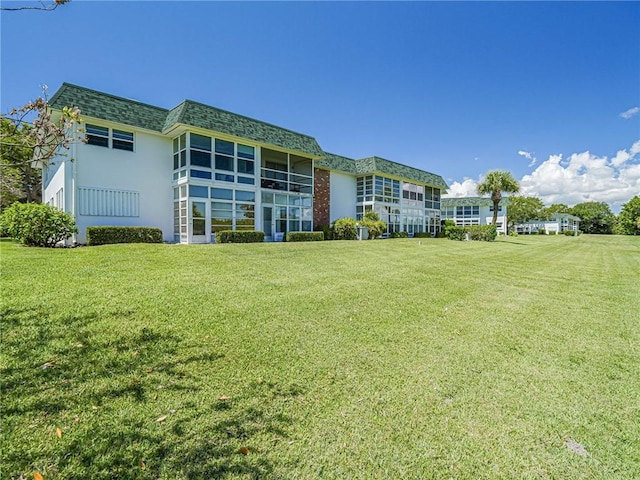 2800 Indian River Blvd Unit L8, Vero Beach, FL 32960 - rear view of house with a lawn