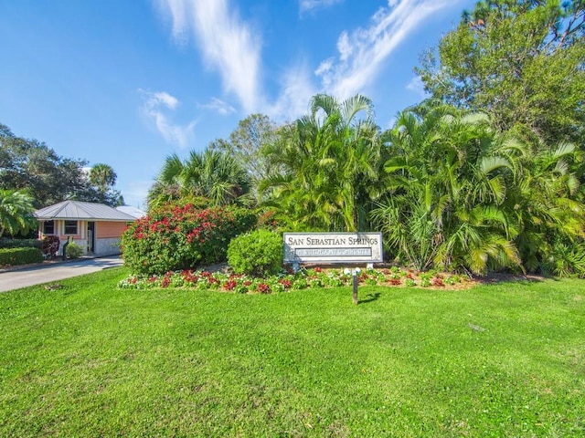 community sign featuring a yard