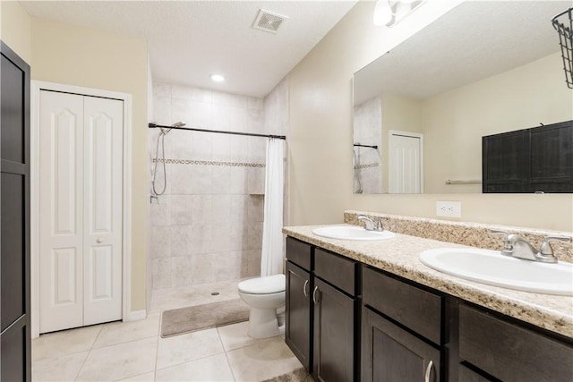 full bathroom featuring a closet, visible vents, and a sink