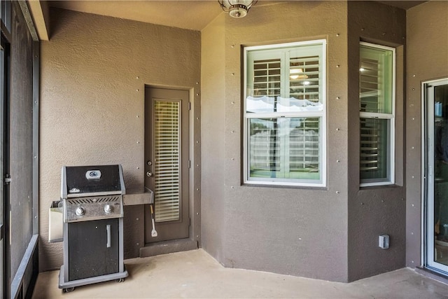 view of exterior entry with stucco siding