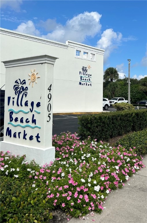 view of community / neighborhood sign