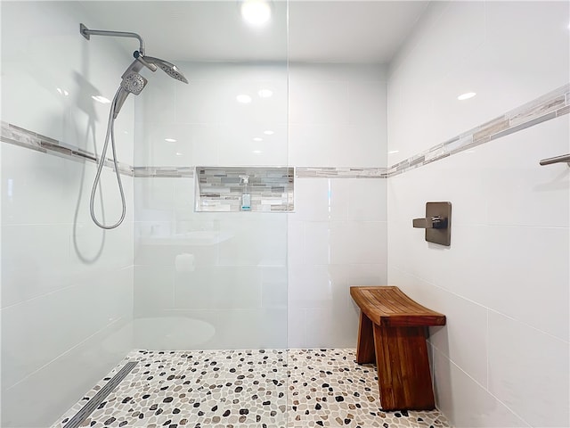 bathroom featuring a tile shower