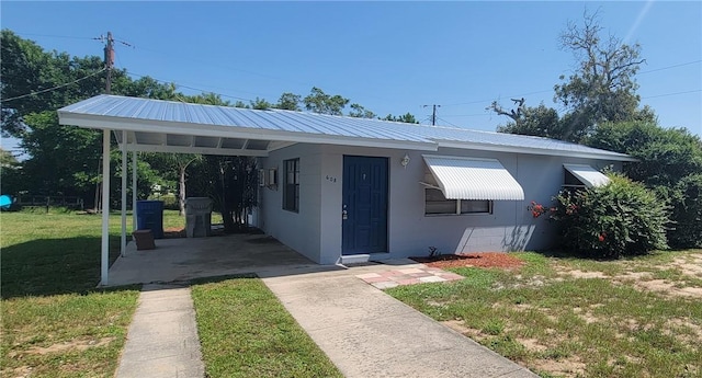 view of front of house featuring a carport and a front yard