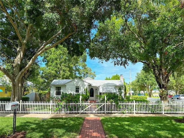 single story home featuring a front yard