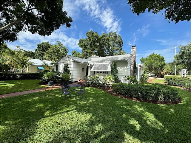 ranch-style home featuring a front lawn