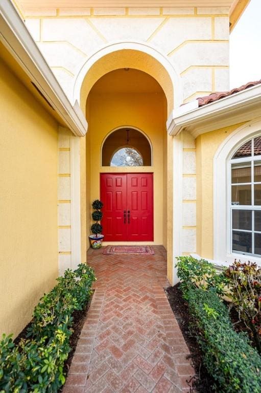 view of exterior entry with stucco siding