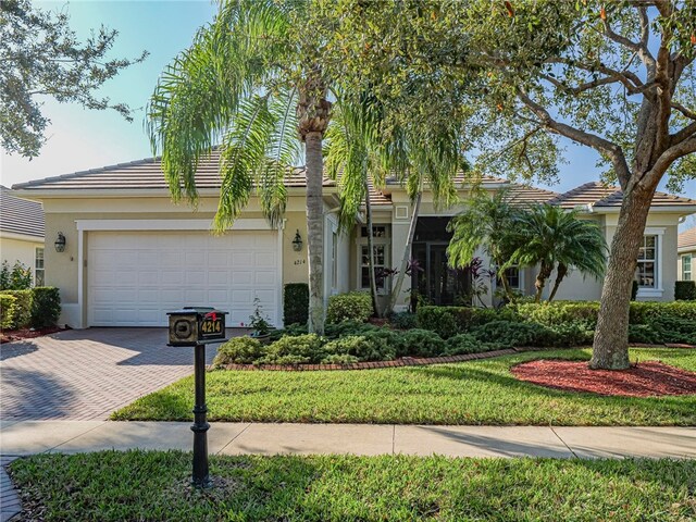 view of front of home featuring a front lawn and a garage